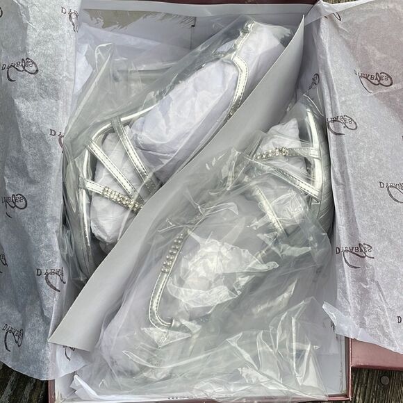 NIB! Dyeables Silver Metallic Ava Platform Sandals - Picture 2 of 4